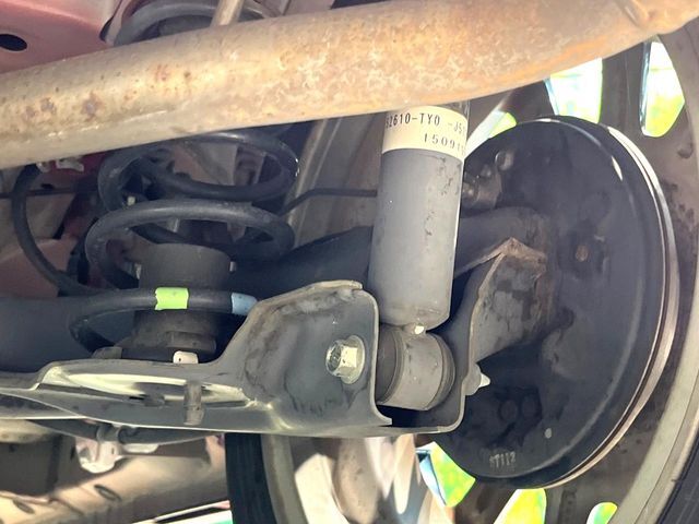 お車を安心してお乗りいただく為には、足回りの定期点検が欠かせません。サービスサポート（有償保証）では無料点検もご提供しており、安心のカーライフをお過ごしいただけるサポート体制が整っています。