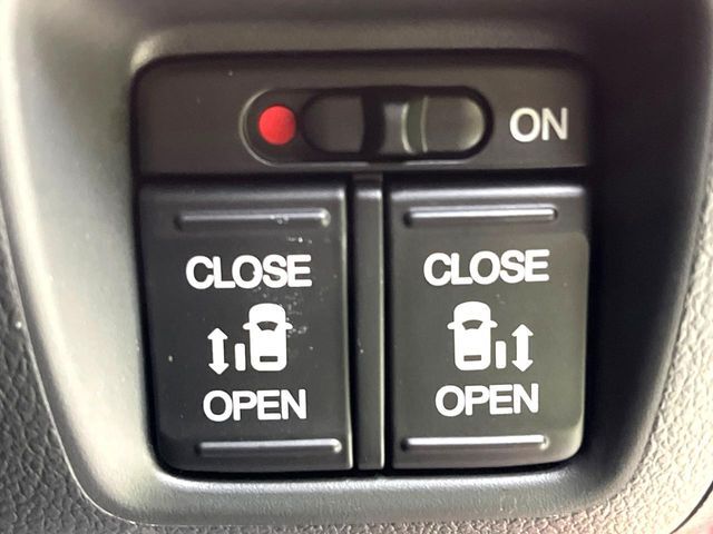 【両側パワースライドドア】スマートキーや運転席のスイッチで後席両側スライドドアの開閉が可能♪電動だから力を入れてドアを開ける必要が無く、小さなお子様でも簡単に開け閉めでき快適です♪