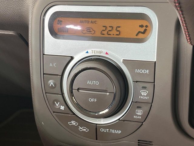 【オートエアコン】一度お好みの温度に設定すれば、車内の温度を検知し風量や温度を自動で調整。暑い…寒い…と何度もスイッチ操作をする必要はありません。快適な車内空間には必須の機能ですね♪
