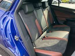 オプション追加：ご希望によりナビゲーションやアルミホイール等のオプション（有料）を装着し、お客様だけの魅力的なクルマづくりをサポートします