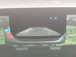 【ホンダセンシング】走行中に前方の車両等を認識し、衝突しそうな時は警報とブレーキで衝突回避と被害軽減をアシスト。より安全にドライブをお楽しみいただけます。