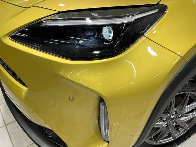 【LEDヘッドライト】悪天候や夜間走行時も良好な視界を確保し安心して運転できる高輝度LEDヘッドライトを装備！点灯速度が早く、消費電力も抑えられています。