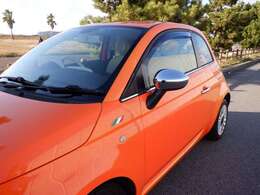 クラシカルな外観が特徴のFIATコンパクトカーであるフィアット500。ATモード付き5速シーケンシャルトランスミッション「デュアロジック」を搭載。