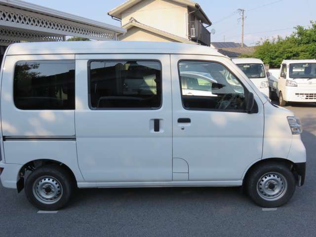 自社では板金塗装ブースも完備しておりますので車体の＊擦り傷＊へこみなどもしっかりと修理させていただいております！