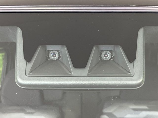 【スマートアシスト】走行中に前方の車両等を認識し、衝突しそうな時は警報とブレーキで衝突回避と被害軽減をアシスト。より安全にドライブをお楽しみいただけます。