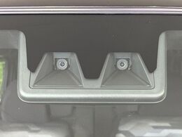 【スマートアシスト】走行中に前方の車両等を認識し、衝突しそうな時は警報とブレーキで衝突回避と被害軽減をアシスト。より安全にドライブをお楽しみいただけます。