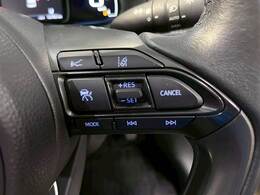 【レーダークルーズコントロール】追従型クルーズコントロールは、レーダーやビデオカメラが前方の車の状況を検知し、状況に合わせます。