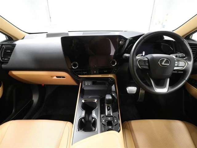 上質で落ち着いた印象のインパネ。視界も広々で運転しやすいです。