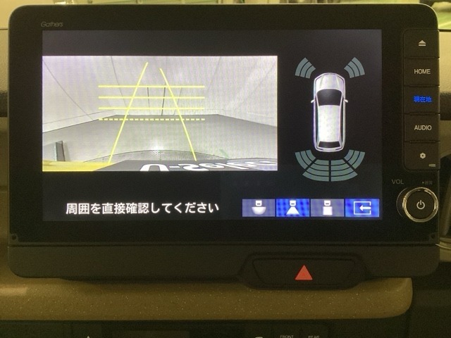 バックでの車庫入れも安心です！　リアカメラが付いているバックモニター付のナビを装備しております。バンパーについているソナーや、操作線もついており距離感も画面から確認できます。