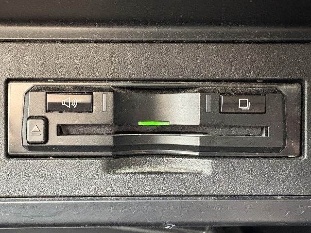 【ビルトインETC】で高速道路もスムーズに乗り降り可能で、ご納車直後からの遠距離ドライブも可能です。