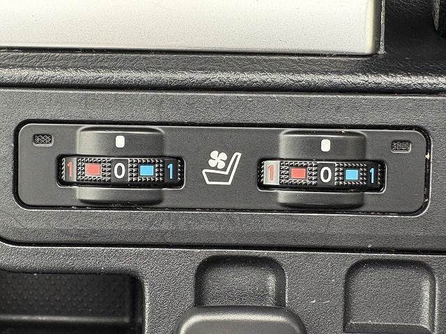 【シートヒーター＆シートクーラー】高級車にふさわしい快適装備で、夏場は座面から涼しい風が、冬場は身体の芯からポカポカになりますね。