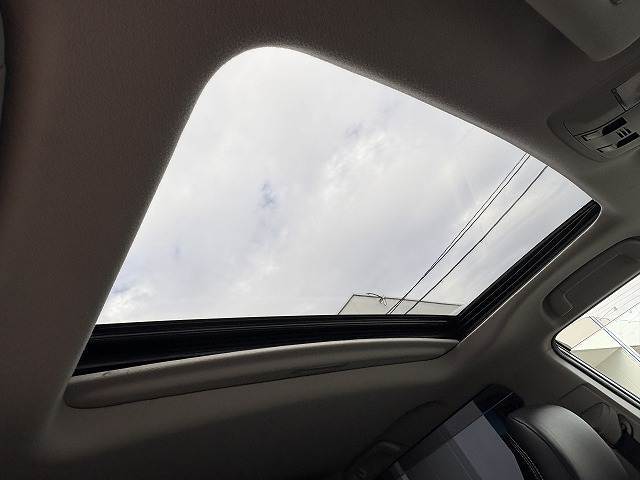 【サンルーフ】人気メーカーオプション。開放感溢れる車内を演出します☆