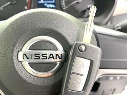 【キーレス】少し離れた場所からでもボタン一つでドアの開錠・施錠ができるのでとっても便利！ドアの鍵穴周りに傷をつけることもありません♪