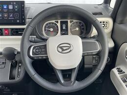 【ハンドル】軽い力で扱いやすいハンドルです。目立つ傷やスレなどなく綺麗な状態です！除菌プランいれていただくとさらに快適に！清潔なお車はお子様にも安心ですね！