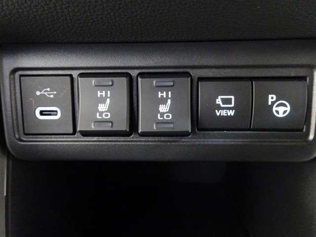 【シートヒーター】女性にも嬉しい装備のシートヒーター付です♪冬の運転は寒くて…というお客様にはピッタリ！！運転席のシートがポカポカでとても良い乗り心地ですよ★
