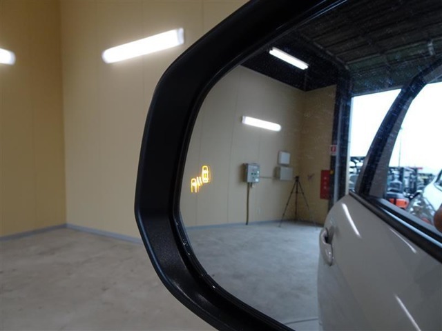 【ブラインドスポットモニター（BMS）】車線変更時の後方確認をアシスト！　隣の車線を走る車両をレーダーで検知し、ドアミラーでは確認しづらい死角エリアをカバーします。