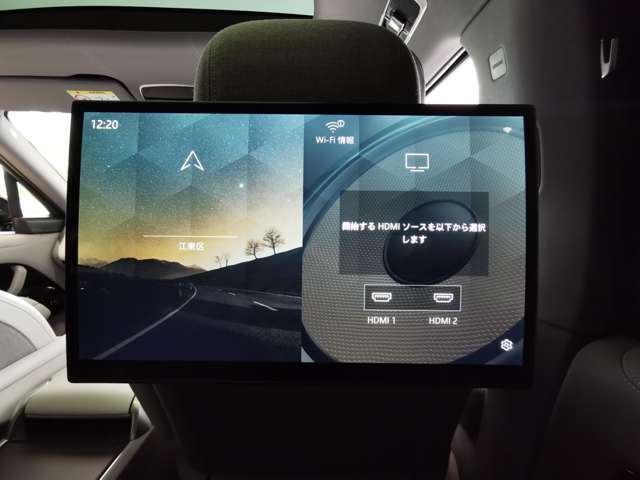 【リアシートエンターテインメント】フロントシートのヘッド部分にモニターが搭載されております。HDMIを繋ぐことにより、様々なメディアを映し出すことが出来ます。