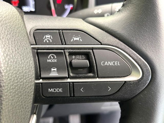 【トヨタセーフティセンス】走行中に前方の車両等を認識し、衝突しそうな時は警報とブレーキで衝突回避と被害軽減をアシスト。より安全にドライブをお楽しみいただけます。