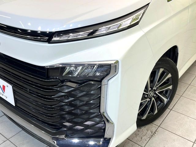 【LEDヘッドライト】悪天候や夜間走行時も良好な視界を確保し安心して運転できる高輝度LEDヘッドライトを装備！点灯速度が早く、消費電力も抑えられています。