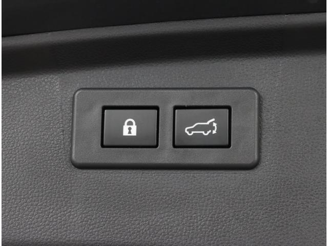 荷物がいっぱいで手が塞がっていてもワンタッチでリヤゲートの開閉が楽々なパワーリヤゲートを装備！
