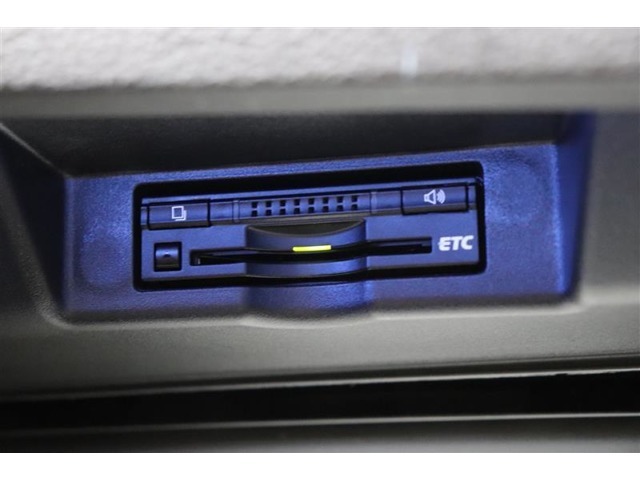 高速道路の利用時に便利なETC。料金所での停車や小銭を探す手間がなくなり快適です♪見た目もすっきりとしたビルトインタイプを装備しています。
