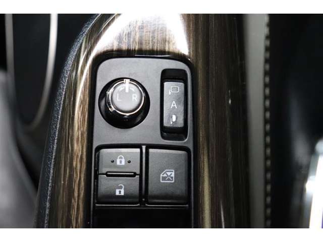 鍵の施錠開錠に合わせてドアミラーが開閉するオート格納機能付きのドアミラー。少し離れた場所からでも見た目で鍵の閉め忘れの確認が出来る便利な機能です。