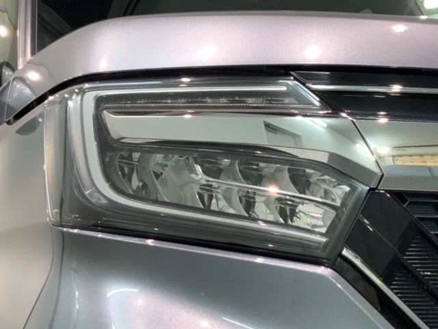 LEDヘッドライトは、点灯の瞬間から最大光量を発揮し、突然暗くなるトンネルなどでの安定感を高めます。