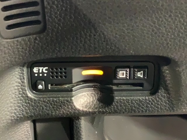 いまや快適なカーライフに欠かせないETCが付いています。