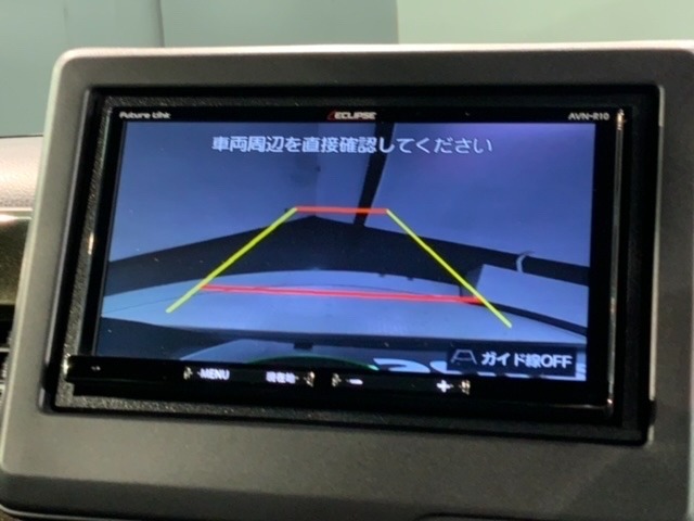 リバースギアに入れるだけで後方の表示へ切り替わります。夜間や雨の日の駐車も楽になりますよ。