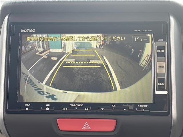 【バックモニター】後ろのカメラの映像をモニターに映し出すことができます！後方の見えない死角や、障害物との距離感をしっかり確認することができます！駐車が苦手な方におすすめです。