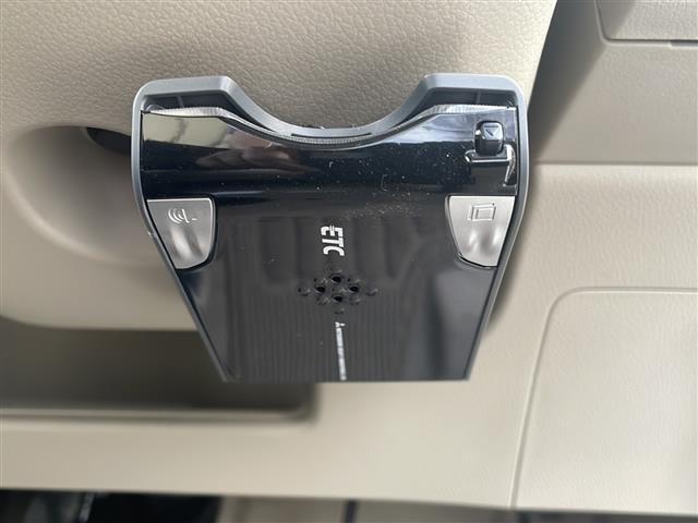 【ETC】有料道路を利用する際に料金所で停止することなく通過できる、ETC車載器（ノンストップ自動料金収受システム機器）が装備されています。セットアップを行うことで利用可能になります。