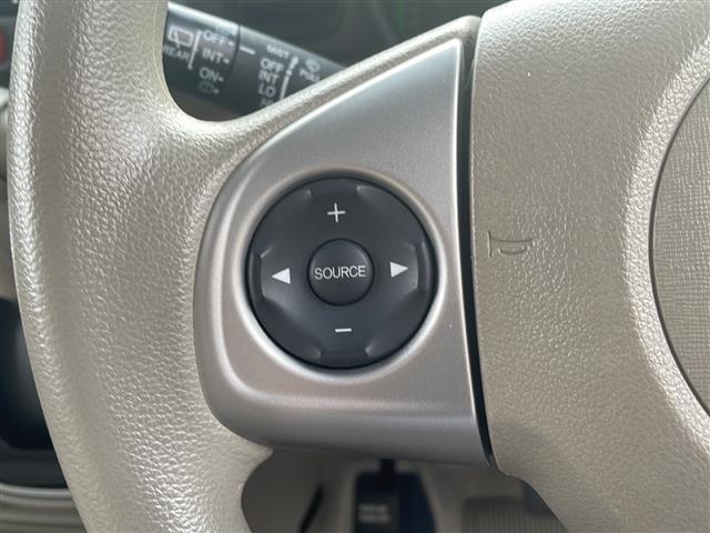 【ステアリングリモコン】手元のボタンから、オーディオやナビなどの操作ができるので、よそ見をせずに安全に運転に集中できます！