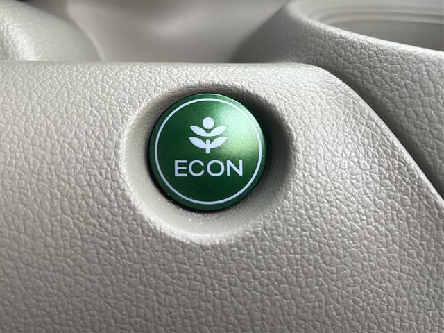 【ECONモード（イーコン）】クルマの動きを管理するシステムです。燃費を優先に自動制御されるもので、低燃費走行を自然にできるようになります。