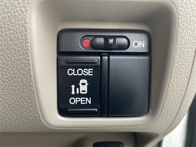 【パワースライドドア】小さなお子さまでも、助手席側のスライドドアはボタン一つで乗り降りラクラクです！両手に荷物を抱えている時でもボタンを押せば自動で開閉してくれます。