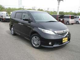 運転席側です。フロントバンパー下部に凹み・フロントフェンダーに軽い擦り傷があります。気になる箇所などございましたらお気軽にお問い合わせ下さい！