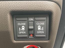 【両側パワースライドドア】スマートキーや運転席のスイッチで後席両側スライドドアの開閉が可能♪電動だから力を入れてドアを開ける必要が無く、小さなお子様でも簡単に開け閉めでき快適です♪