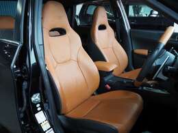 ☆ホールド性に優れた『STI』ロゴ入タンカラー革バケットシート♪