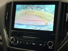 【バックカメラ】駐車時に後方がリアルタイム映像で確認できます。大型商業施設や立体駐車場での駐車時や、夜間のバック時に大活躍！運転スキルに関わらず、今や必須となった装備のひとつです！