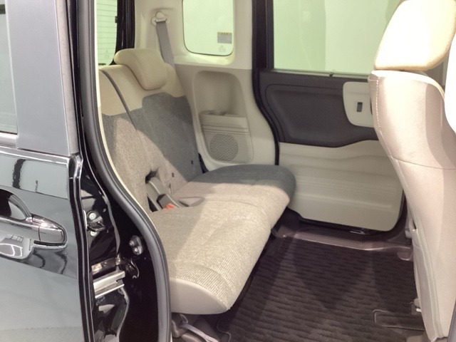 後席も余裕の広さ！ゆったりくつろげます！！