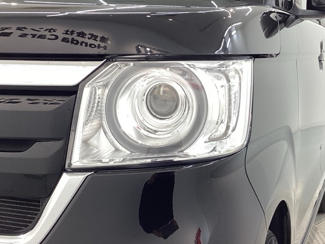 LEDヘッドライトは、点灯の瞬間から最大光量を発揮し、突然暗くなるトンネルなどでの安定感を高めます。