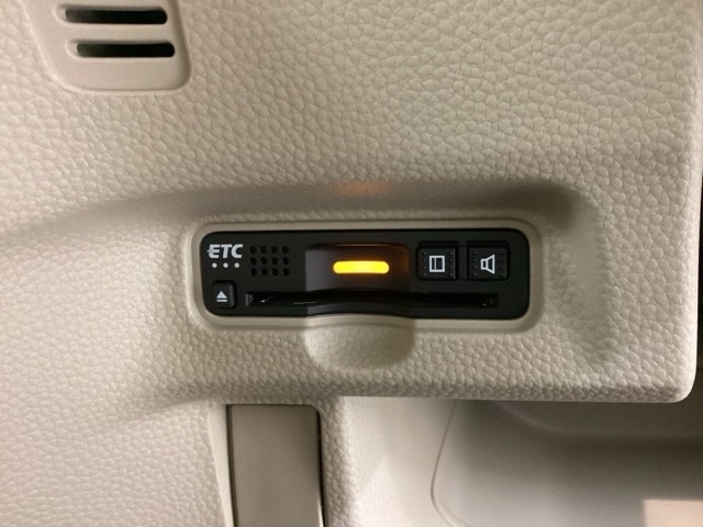 いまや快適なカーライフに欠かせないETCが付いています。