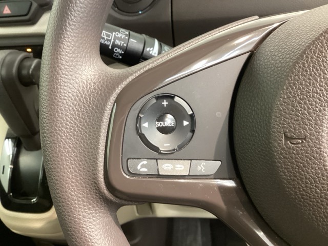 ステアリングにオーディオ操作スイッチが付いています。オーディオ画面に直接タッチしなくても操作が出来ますので、運転に集中できます。