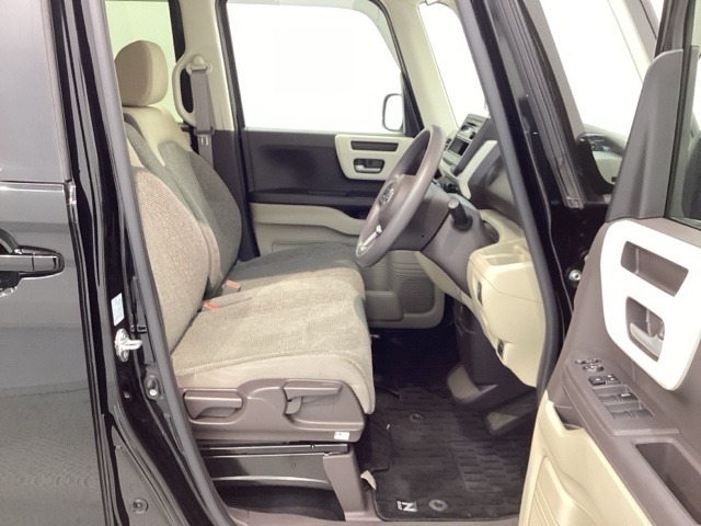 シートは厚めのクッションですのでゆったり座れますよ。