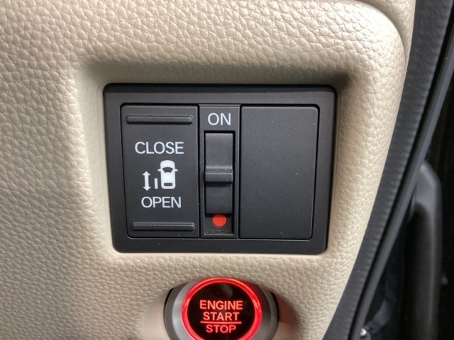 パワースライドドアが付いています。ワンタッチで簡単にお子様でも、お年寄りの方でも、開閉できますからとても便利です。キーレスや車内スイッチでも自動でドアの開閉ができます。