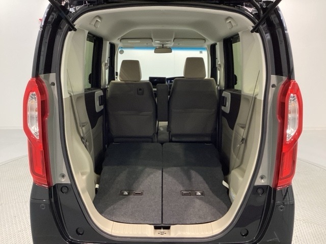 リアシートを倒すと、ラゲッジスペースを広くお使いいただけます！
