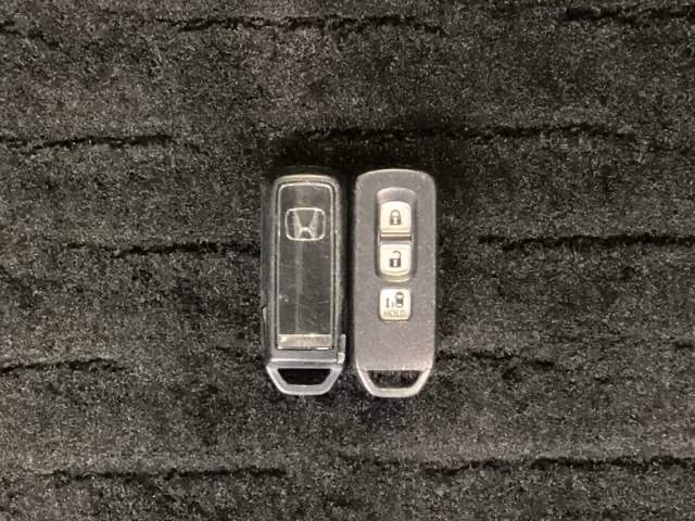 スマートキーは鍵をバッグに入れたままでもドアロックの開閉やエンジンのON・OFFができます。夜間や雨の日も鍵を探さなくて良いので便利です。