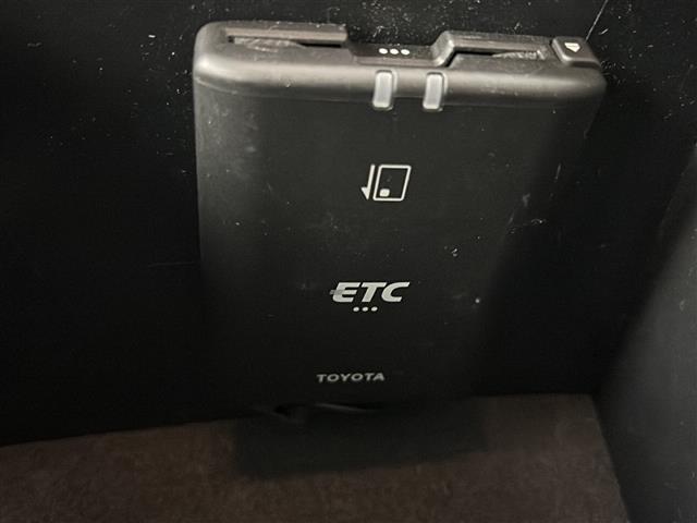 【ETC】有料道路を利用する際に料金所で停止することなく通過できる、ETC車載器（ノンストップ自動料金収受システム機器）が装備されています。セットアップを行うことで利用可能になります。