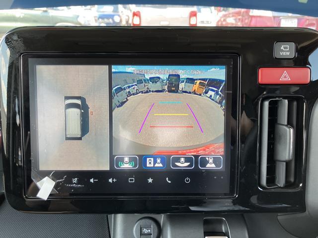 車の前後左右に4つのカメラを設置。車を真上から見たような映像を映し出してくれるカーナビゲーション付。