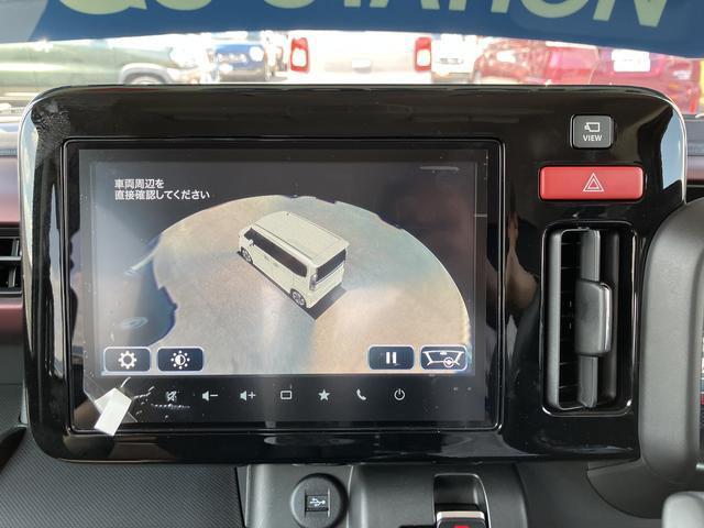 車の前後左右に4つのカメラを設置。車を真上から見たような映像を映し出してくれるカーナビゲーション付。