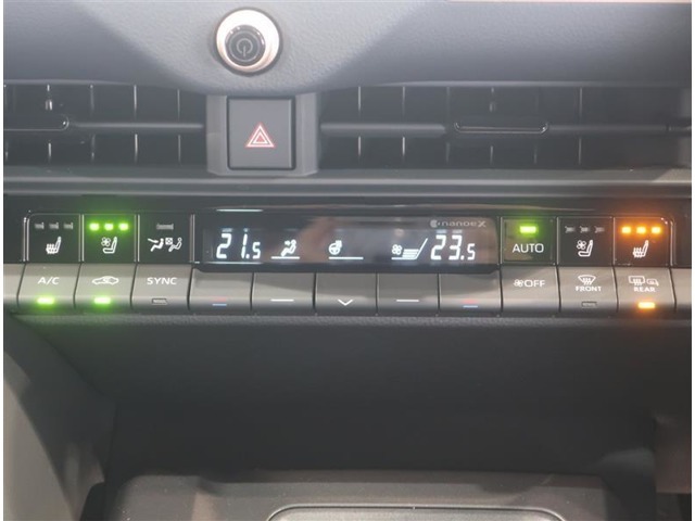 左右独立温度コントロールフルオートエアコンです。運転席、助手席それぞれで独立して温度設定ができます。冷え性の方が乗っても安心ですね♪